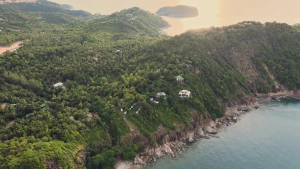 Vista aerea sulla costa rocciosa dell'isola di Phangan — Video Stock