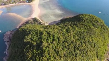 Hava aracı görüntüsü Koh Ma adası Ko Phangan Tayland. Mae Haad Sahili