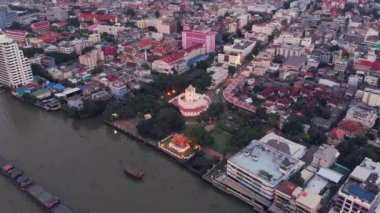Akşam vakti Bangkok 'un hava manzarası, Phra Sumen Kalesi.