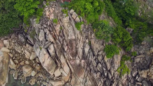 Vue aérienne de la plage de l'île avec bungalow et littoral rocheux à la plage Haad Khom — Video