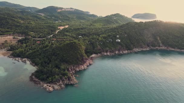 Vista aérea de la costa rocosa de la isla de Phangan — Vídeos de Stock