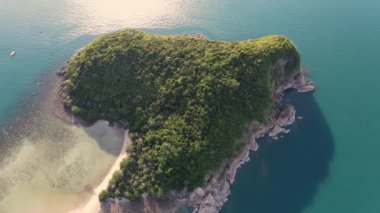 Hava aracı görüntüsü Koh Ma adası Ko Phangan Tayland. Mae Haad Sahili