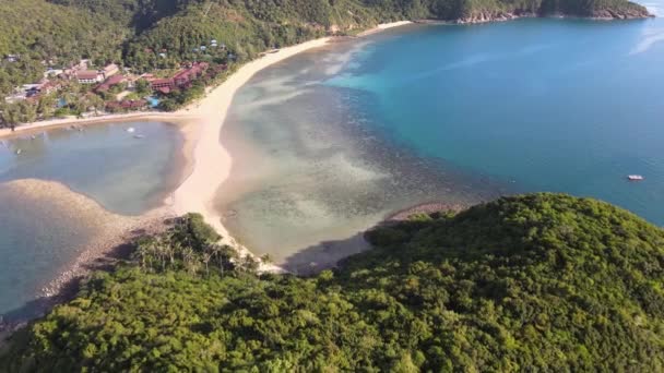 Flygdrönare utsikt Koh Ma ön Ko Phangan Thailand. Exotiska kusten Mae Haad stranden — Stockvideo