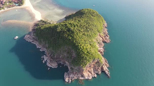Dron z lotu ptaka Koh Ma wyspa Ko Phangan Tajlandia. Egzotyczne wybrzeże Mae Haad plaża — Wideo stockowe