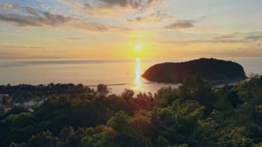 Hava aracı günbatımı görüntüsü küçük Koh Ma adası, Ko Phangan Tayland