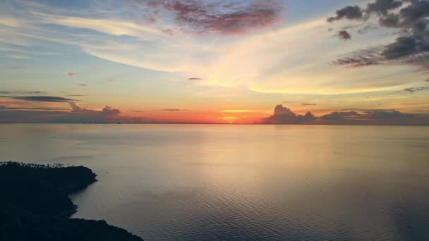 Vista aérea do pôr-do-sol sobre o oceano, pôr-do-sol . — Vídeo de Stock