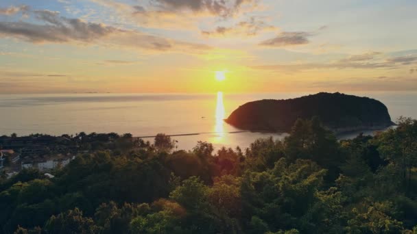 Aerial drone sunset view small Koh Ma island, Ko Phangan Tailandia. — Vídeos de Stock