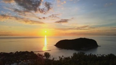 Hava aracı günbatımı görüntüsü küçük Koh Ma adası, Ko Phangan Tayland