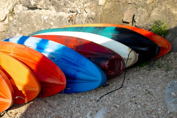 Kumsalda bir kaç renkli sörf tahtası