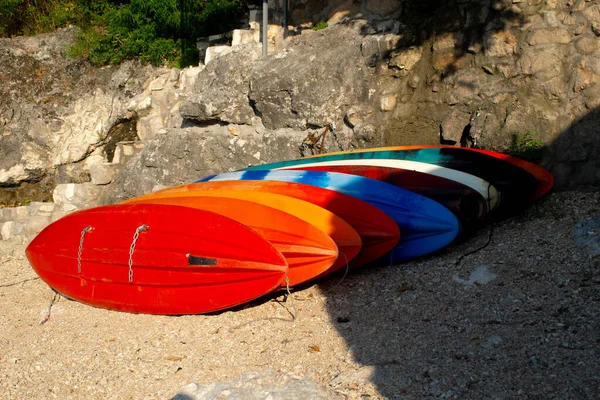 Kumsalda bir kaç renkli sörf tahtası