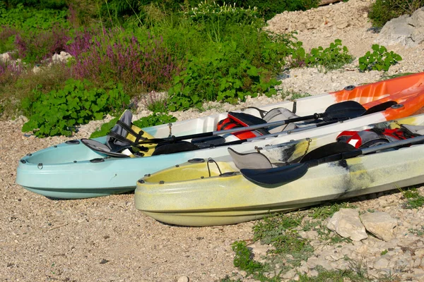 Bir görüntü, Skadar Gölü kıyısındaki bir platformda duran tekerlekli bir karavanı gösteriyor.