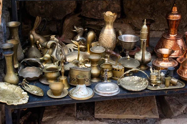 Montenegro 'daki Old Bar' da antika metal ve bakır eşyalar görülüyor. Eski Bar, Karadağ, 13 Ağustos 2025