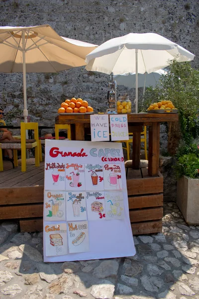 Karadağ 'ın Eski Bar kentinde, UNESCO açık hava müzesi kentinde kafeli bir caddenin görüntüsü. 13 Ağustos 2025 Eski Karadağ Barı.