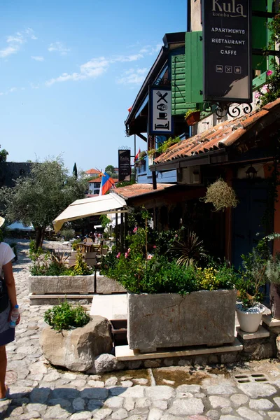 Karadağ 'ın Eski Bar kentinde, UNESCO açık hava müzesi kentinde kafeli bir caddenin görüntüsü. 13 Ağustos 2025 Eski Karadağ Barı.