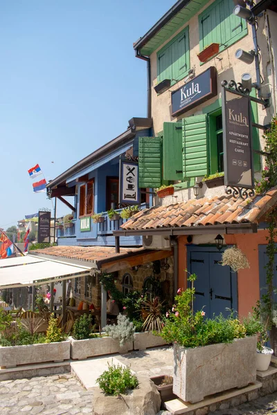 Karadağ 'ın Eski Bar kentinde, UNESCO açık hava müzesi kentinde kafeli bir caddenin görüntüsü. 13 Ağustos 2025 Eski Karadağ Barı.