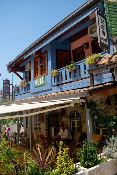 Karadağ 'ın Eski Bar kentinde, UNESCO açık hava müzesi kentinde kafeli bir caddenin görüntüsü. 13 Ağustos 2025 Eski Karadağ Barı.