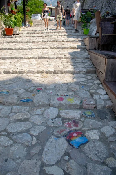 Karadağ 'ın Eski Bar kentinde, UNESCO açık hava müzesi kentinde kafeli bir caddenin görüntüsü. 13 Ağustos 2025 Eski Karadağ Barı.