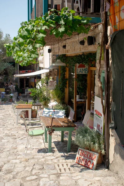 Karadağ 'ın Eski Bar kentinde, UNESCO açık hava müzesi kentinde kafeli bir caddenin görüntüsü. 13 Ağustos 2025 Eski Karadağ Barı.