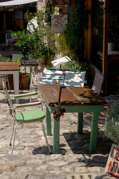 Karadağ 'ın Eski Bar kentinde, UNESCO açık hava müzesi kentinde kafeli bir caddenin görüntüsü. 13 Ağustos 2025 Eski Karadağ Barı.