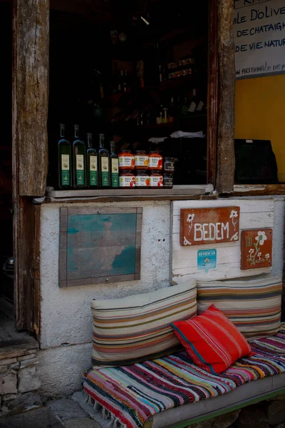 Karadağ 'ın Eski Bar kentinde, UNESCO açık hava müzesi kentinde kafeli bir caddenin görüntüsü. 13 Ağustos 2025 Eski Karadağ Barı.