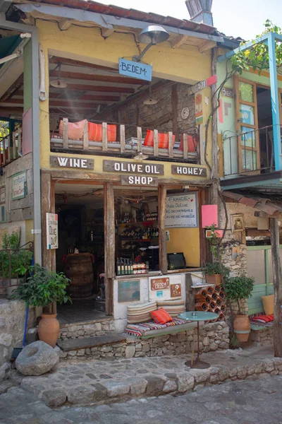 Karadağ 'ın Eski Bar kentinde, UNESCO açık hava müzesi kentinde kafeli bir caddenin görüntüsü. 13 Ağustos 2025 Eski Karadağ Barı.