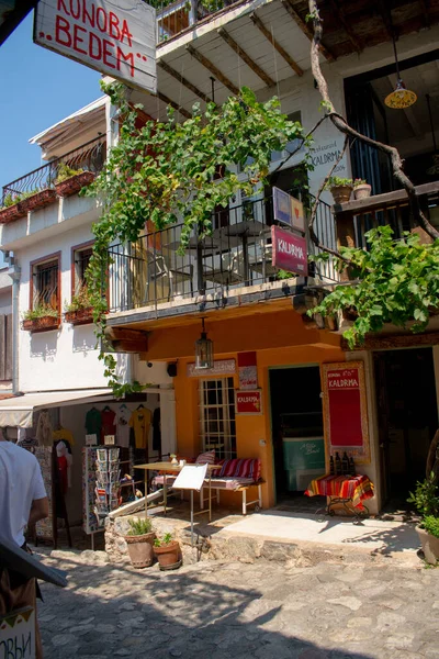 Karadağ 'ın Eski Bar kentinde, kafeleri ve restoranları olan bir caddeyi gösteren bir görüntü var. Bir açık hava müzesi kasabası, UNESCO Dünya Mirasları Alanı. Karadağ, Eski Bar, 13 Ağustos 2025