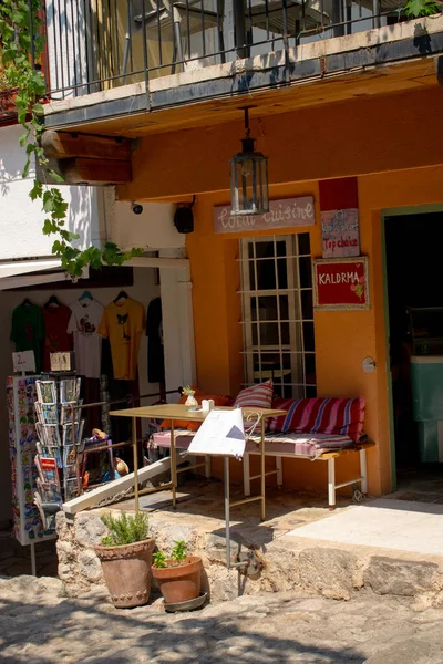 Karadağ 'ın Eski Bar kentinde, kafeleri ve restoranları olan bir caddeyi gösteren bir görüntü var. Bir açık hava müzesi kasabası, UNESCO Dünya Mirasları Alanı. Karadağ, Eski Bar, 13 Ağustos 2025