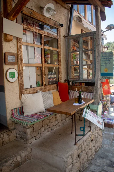 Karadağ 'ın Eski Bar kentinde, kafeleri ve restoranları olan bir caddeyi gösteren bir görüntü var. Bir açık hava müzesi kasabası, UNESCO Dünya Mirasları Alanı. Karadağ, Eski Bar, 13 Ağustos 2025