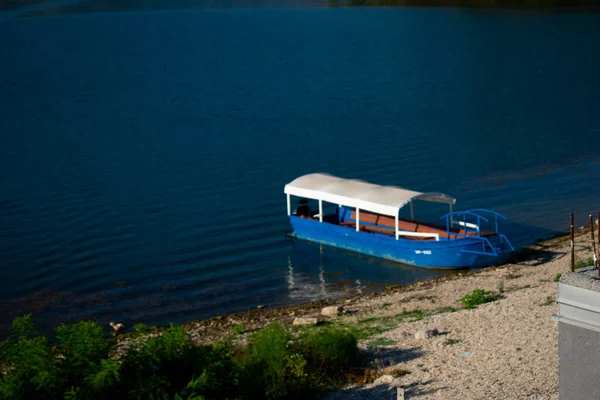 Skadar Laker 'de turistler için bir tur teknesi. Karadağ, Skadar Gölü, 13 Ağustos 2025
