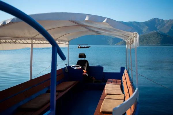 Skadar Laker 'de turistler için bir tur teknesi. Karadağ, Skadar Gölü, 13 Ağustos 2025
