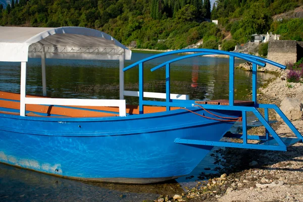 Skadar Laker 'de turistler için bir tur teknesi. Karadağ, Skadar Gölü, 13 Ağustos 2025