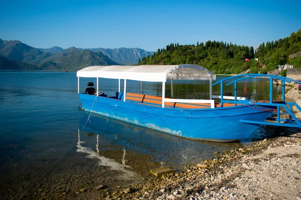 Skadar Laker 'de turistler için bir tur teknesi. Karadağ, Skadar Gölü, 13 Ağustos 2025