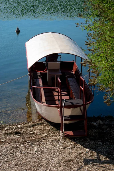 Skadar Laker 'de turistler için bir tur teknesi. Karadağ, Skadar Gölü, 13 Ağustos 2025
