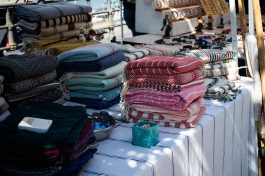 Resim, el yapımı el sanatları festivalinde sergilenen bir Türk peshtemal havlusunu gösteriyor. Budapeşte, Macaristan, 6 Eylül 2025