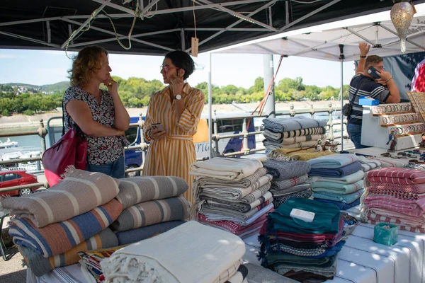 Resim, el yapımı el sanatları festivalinde sergilenen bir Türk peshtemal havlusunu gösteriyor. Budapeşte, Macaristan, 6 Eylül 2025