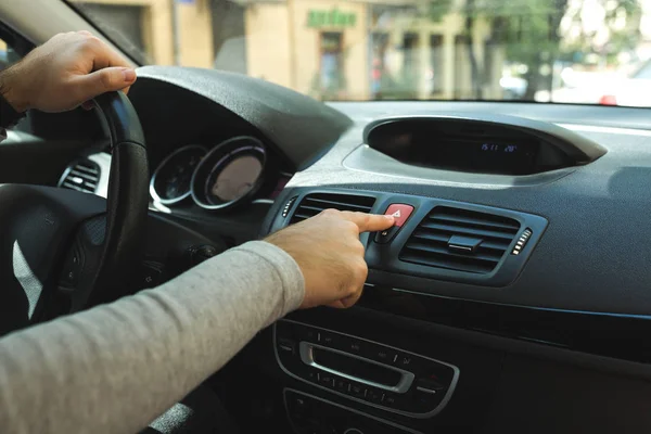 Pulsando el dedo del coche botón de emergencia luz roja o la guerra de peligro — Foto de Stock