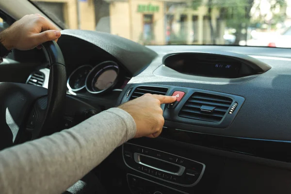 Finger drücken Auto Notfall-Rotlicht-Taste oder die Gefahr Krieg lizenzfreie Stockbilder