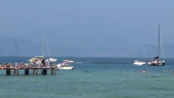 Strandsemester Fritidsbåtar Havet Personer Sola Stranden — Stockvideo