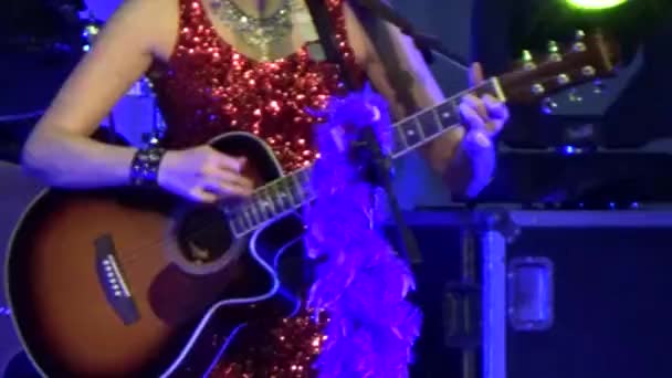 Cantora Executa Uma Música Com Uma Guitarra Palco — Vídeo de Stock