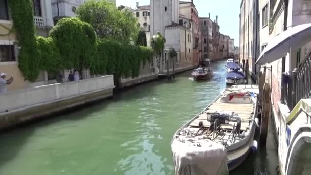 Barco Navega Largo Del Canal Venecia Viaje Italia — Vídeo de stock