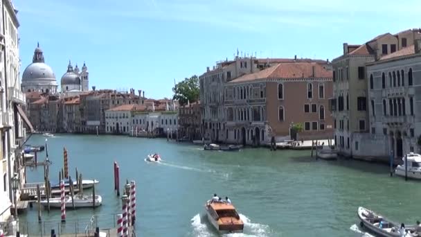 Πλοία Επιπλέουν Πάνω Στο Μεγάλο Κανάλι Στη Βενετία Ταξίδι Στην — Αρχείο Βίντεο