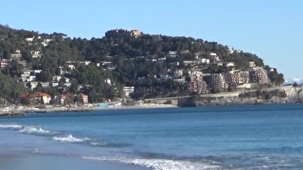 Cidade Junto Mar Ondas Salpicam Costa — Vídeo de Stock