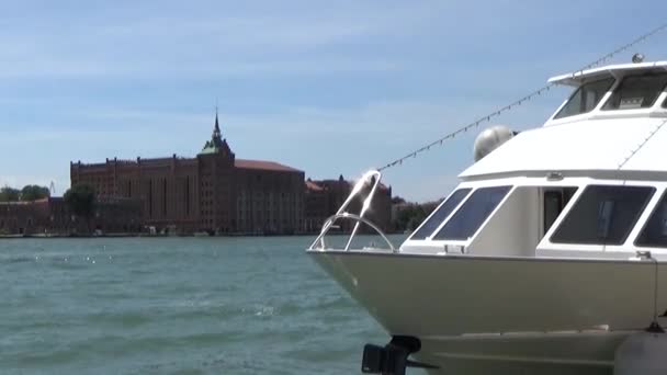 Barco Recreo Muelle Venecia Viaje Italia Ciudad Agua — Vídeo de stock