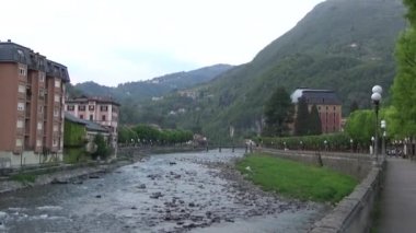 Bir dağ nehir içinde İtalyan şehir San Pellegrino çıkabilir