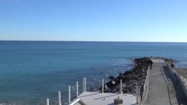 Baba ile çocuk boyunca yürüyüş.