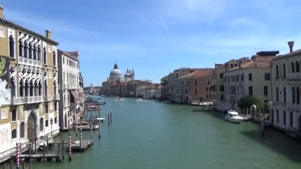 Pleziervaartuigen Drijft Het Canal Grande Venetië Reis Naar Italië Stad — Stockvideo