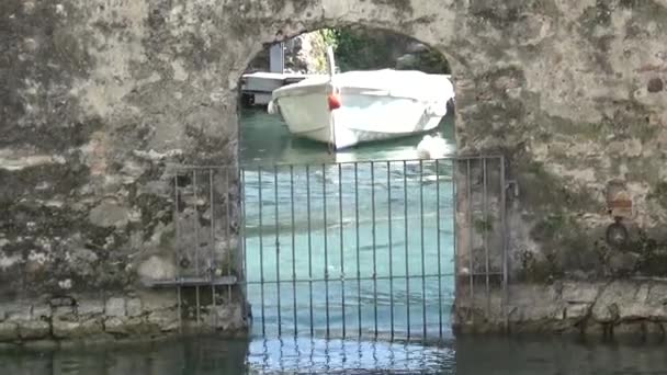 Das Boot Schaukelt Auf Den Wellen Eine Wand Mit Einem — Stockvideo