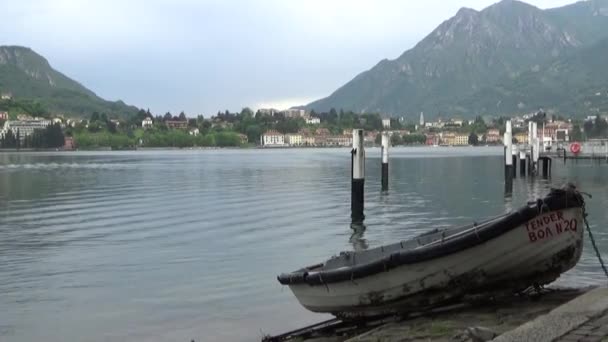 Barco Frente Costa Día Lluvioso Verano Lago Lecco Italia — Vídeo de stock