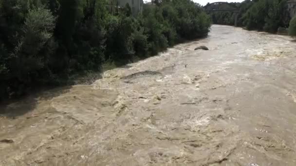 Inundación Agua Sucia Río Corriente Barro Río Desbordó — Vídeo de stock