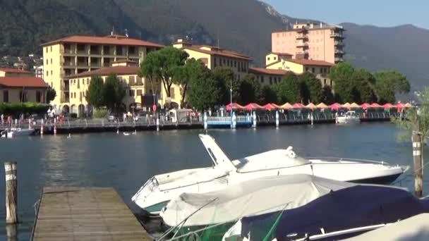 Човен Пірсі Сонячний Літній День Озеро Ізео Італії — стокове відео